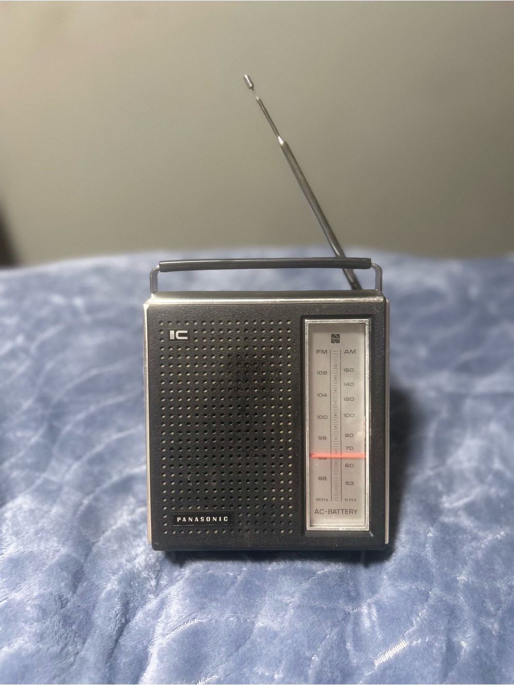 Vintage 1971 Panasonic Model RF-561 Portable AM/FM radio - NON-WORKING